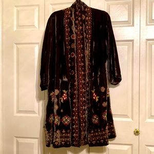 Beautiful velvet tunic length jacket.